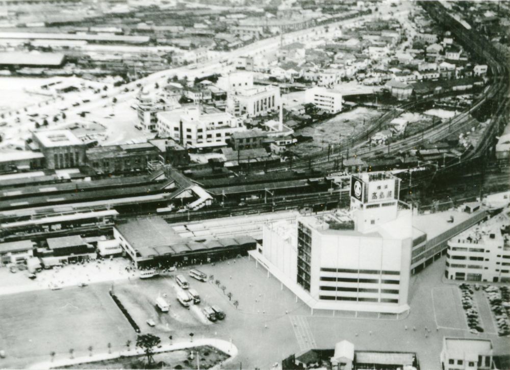 横浜駅西口と横浜高島屋の画像